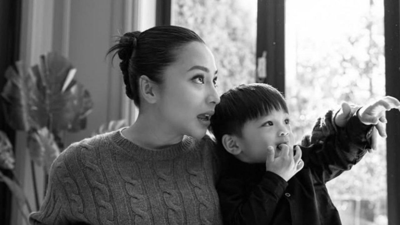 Kehangatan Keluarga Nikita Willy di Maternity Shoot, 39 Minggu yang Penuh Harapan