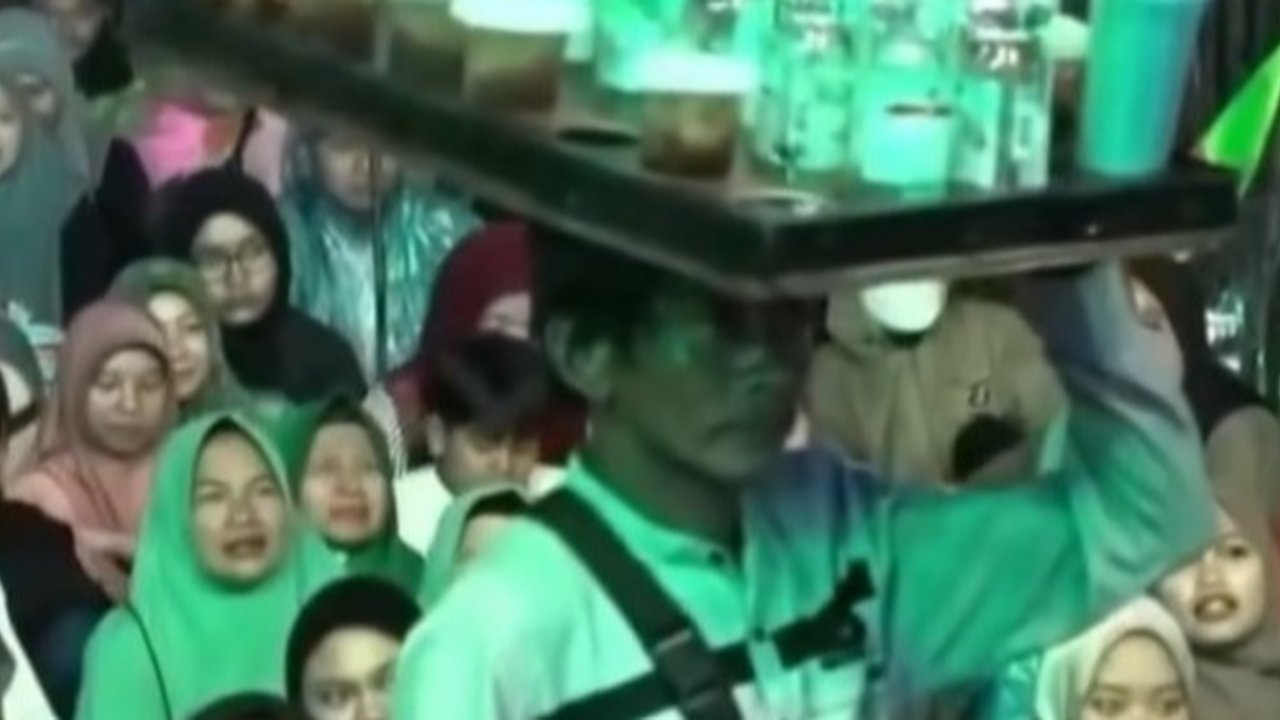 Dennis Lim Sikapi Gus Miftah yang Hina Penjual Es Teh, Sebut Mulut Bagai Teko - Jika Diisi Comberan Keluarnya Comberan