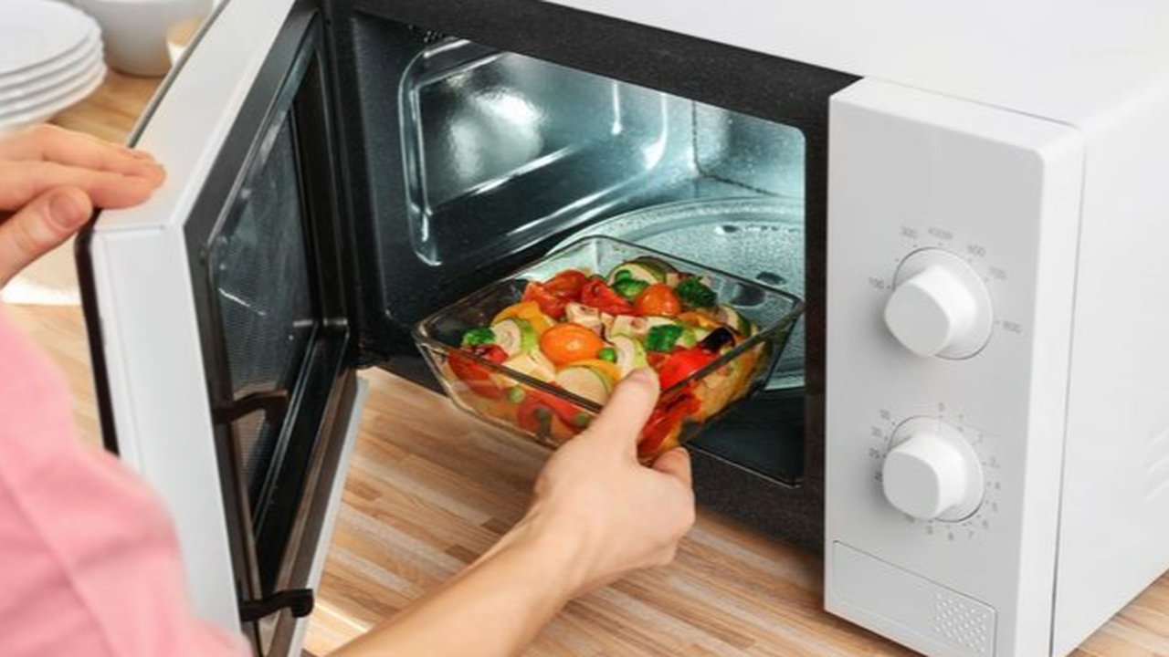 Bingung Pilih Microwave atau Airfryer? Ini Panduan Terbaik untuk Pemula