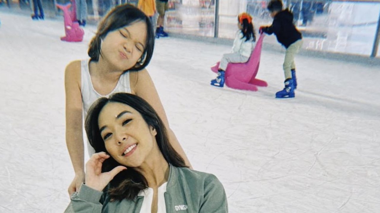 7 Potret Gisel dan Gempi Tunjukkan Kekompakan Saat Ice Skating, Begini Keseruannya!