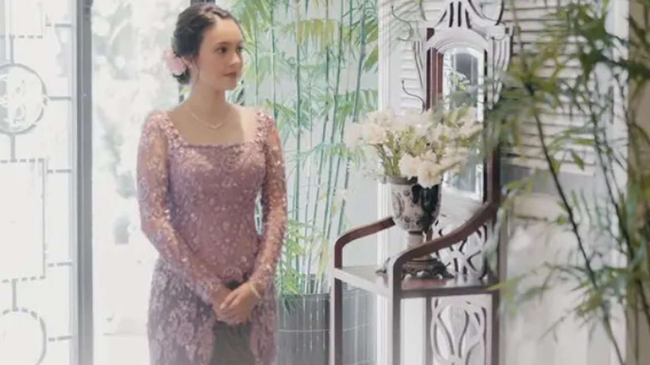 Melihat pesona ayu Anggika Bolsterli dalam balutan kebaya (@anggikabolsterli @marlenehariman)