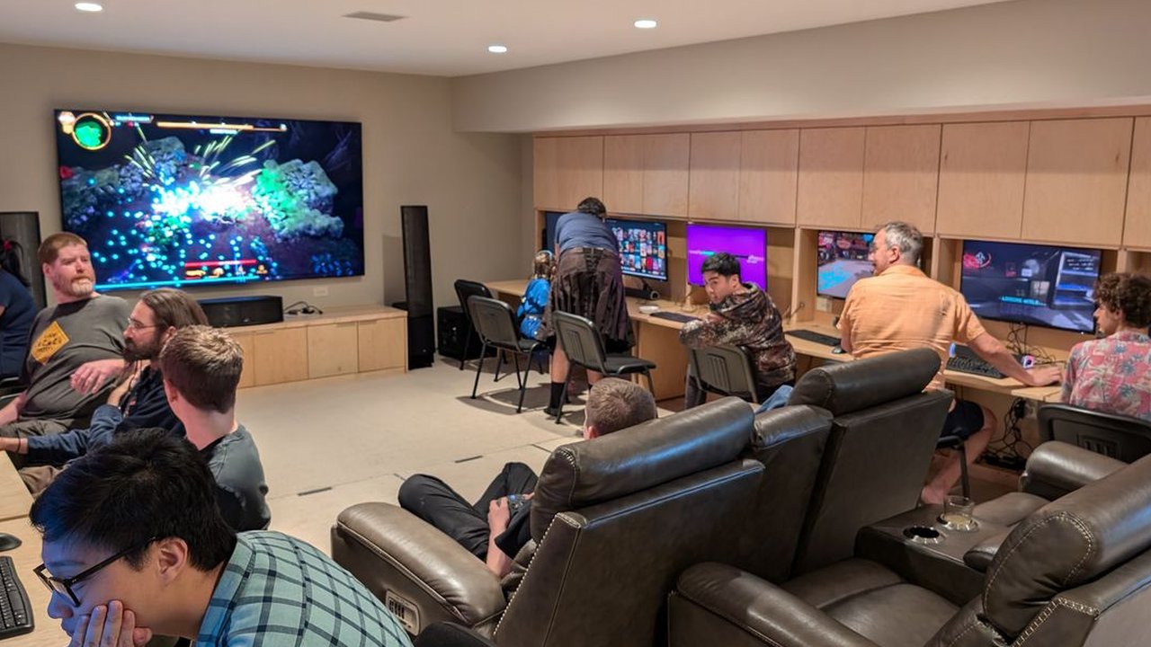 Cloudflare engineer Kenton Varda transformed a house into the ultimate LAN gaming pad, complete with 22 PC gaming stations and its own dedicated server room.