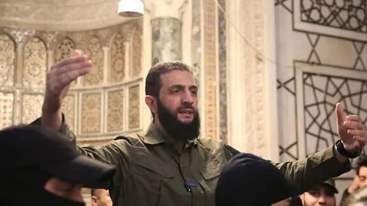 Abu Mohammed al-Golani, pemimpin kelompok Hayat Tahrir al-Sham (HTS) yang memimpin serangan pemberontak kilat untuk menjatuhkan pemerintahan Bashar al-Assad, berpidato di hadapan khalayak