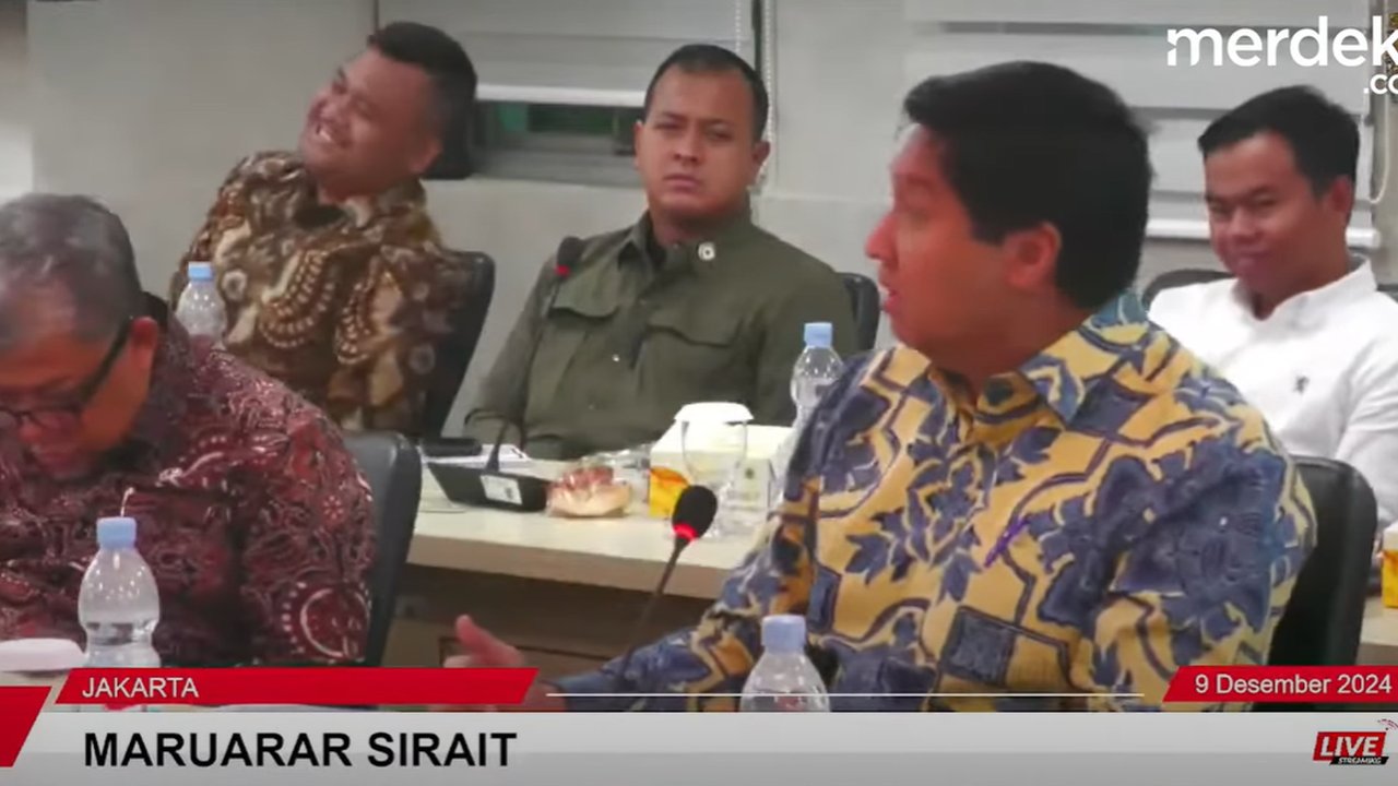 Maruarar Sirait memberikan keterangan saat pengumuman Satgas Independen Antimafia Bola Indonesia di Menara Danareksa, Jakarta Pusat, Rabu (20/09/2023). (Bola.com/Bagaskara Lazuardi)