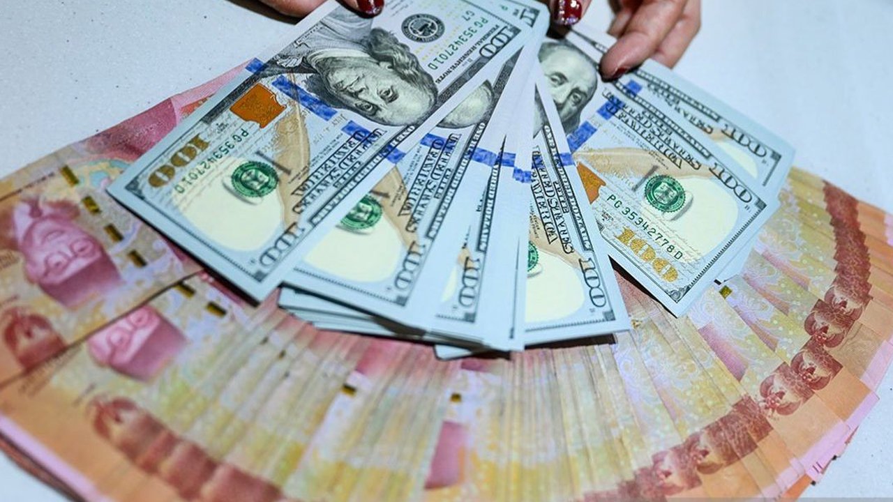 Nilai tukar (kurs) rupiah terhadap dolar AS yang ditransaksikan antarbank di Jakarta pada Rabu pagi tergelincir 29 poin atau 0,19 persen menjadi Rp15.900 per ...