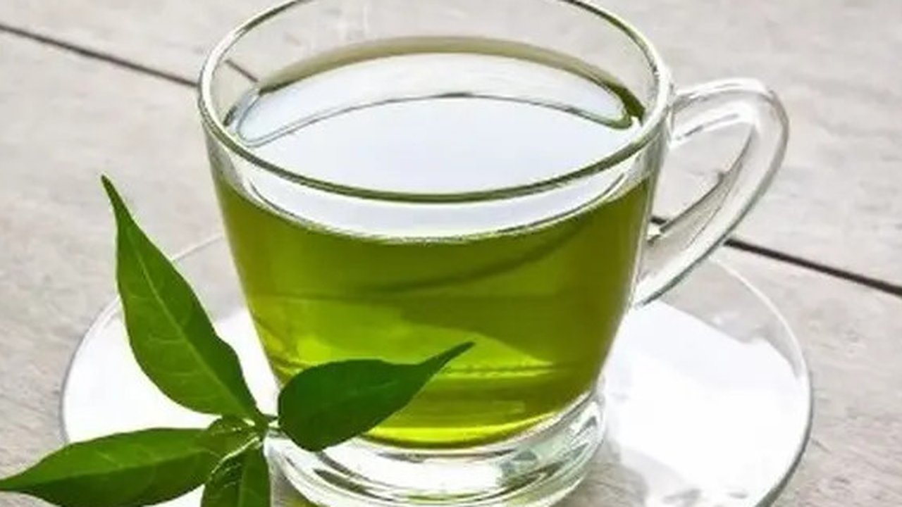 Ilustrasi teh daun rebusan. (Sumber: freepik.com/zirconicusso)