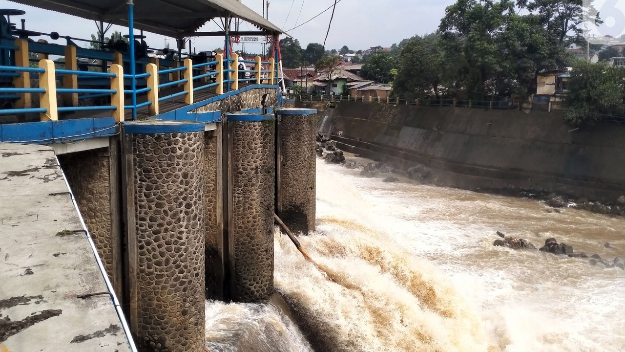Kondisi Bendung Katulampa, Bogor, Jawa Barat, Senin (10/10/2022). Setelah sebelumnya tinggi muka air (TMA) mencapai 220 Cm dengan status Siaga 1, pada pukul 13.23 WIB Bendung Katulampa terpantau kembali pada status normal. (Liputan.com/Magang/Aida Nuralifa)