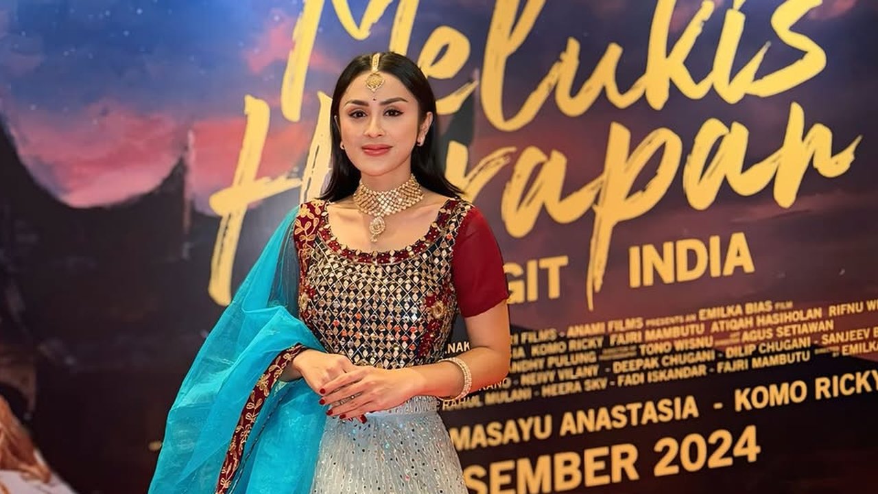 Potret Cantik Selvi Kitty Hadir di Gala Premier 'MELUKIS HARAPAN DI LANGIT INDIA'