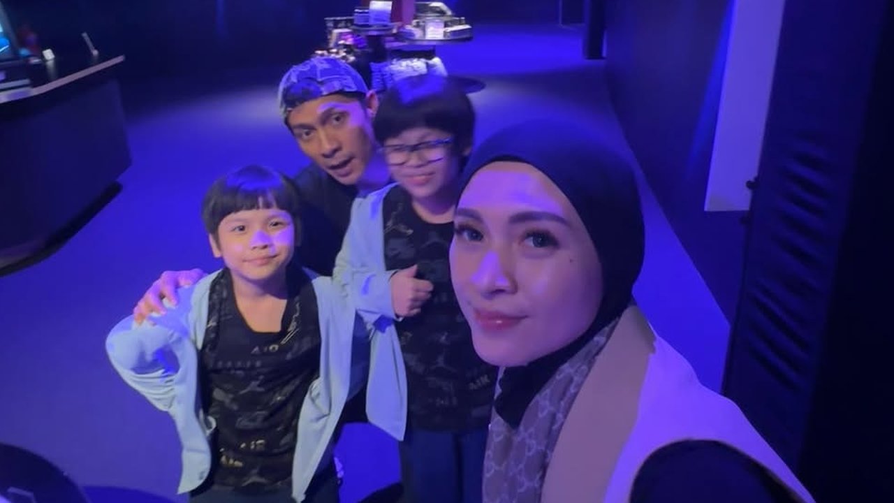 Adi Nugroho dan Donita Bagikan Potret Kedua Anaknya Tetap Mengerjakan Tugas meski Tengah Liburan