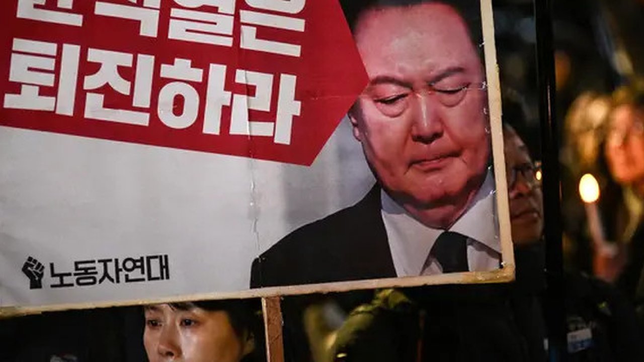 Presiden Korea Selatan Yoon Suk Yeol saat mengumumkan status darurat militer pada Selasa (3/12/2024) malam. (Dok. AFP)