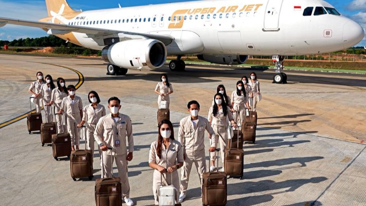 Luna Maya tampak sangat antusias dan selalu mendengarkan arahan dari kru pesawat. (FOTO: instagram.com/pramugarisuperairjet)