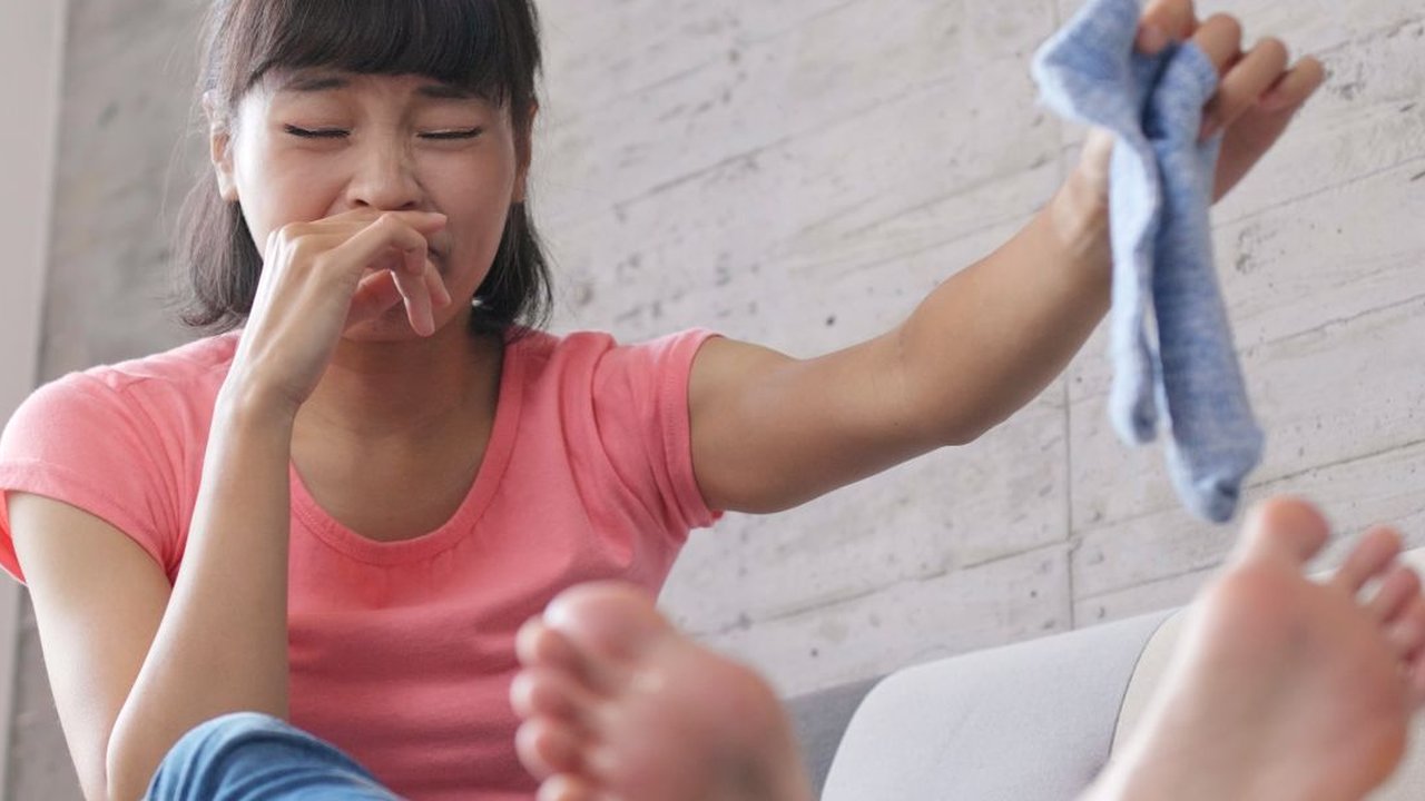 Bau kaki bisa sangat mengganggu dan menurunkan kepercayaan diri. Hal ini bisa dikontrol dengan menerapkan beberapa kebiasaan.