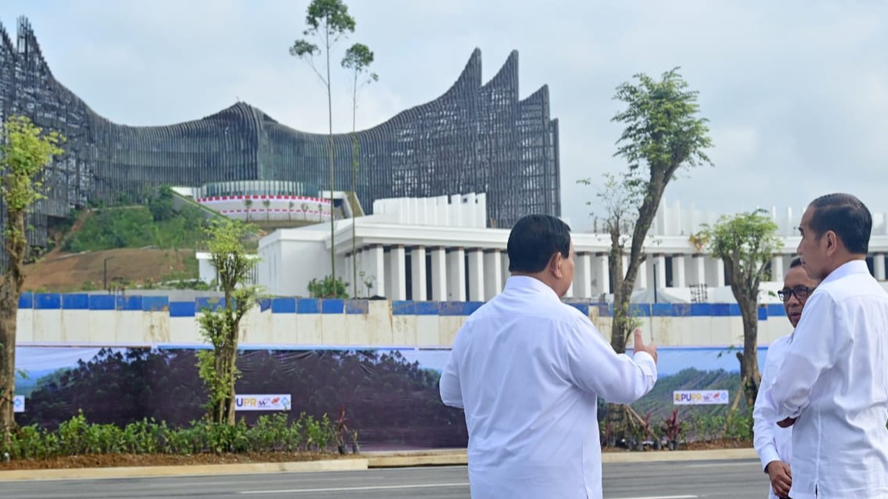 Presiden terpilih 2024-2029 Prabowo Subianto berbincang bersama Presiden Jokowi di depan Istana Garuda Ibu Kota Nusantara (IKN) di Kalimantan Timur, Senin (12/8/2024). Momen ini terjadi sesaat menjelang rapat kabinet perdana di IKN. (Foto: Biro Pers Sekretariat Presiden)