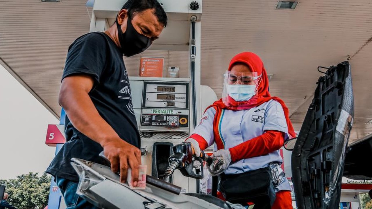 Petugas mengisi BBM di SPBU Pertamina. Dok Pertamina