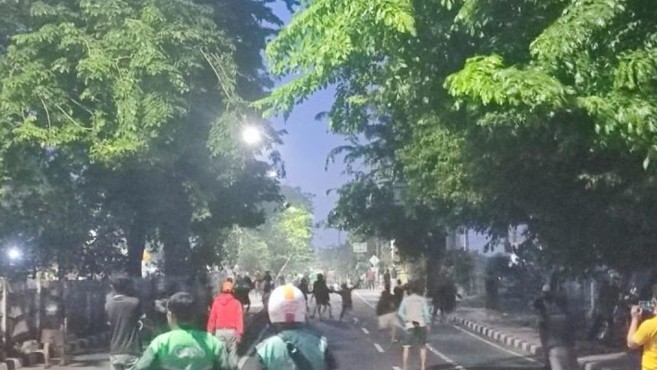 Sejumlah peristiwa berkaitan dengan keamanan menghiasi Jakarta yang terjadi pada hari Senin (18/11), mulai dari aksi tawuran antarwarga hingga polisi ...