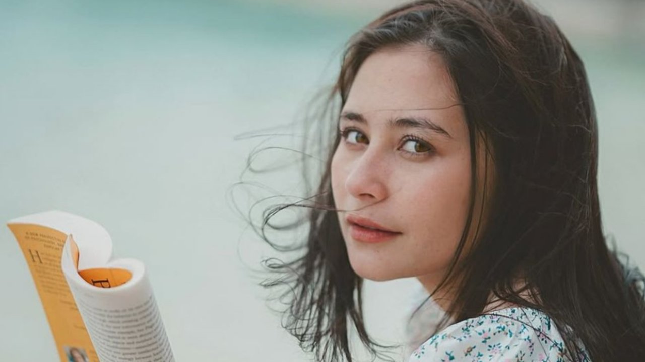 Pesona Pantai dan Buku Favorit, Prilly Latuconsina Pikat Ribuan Penggemar