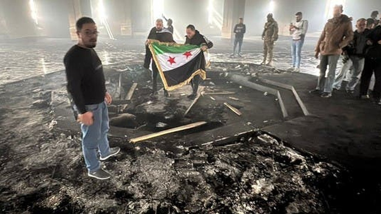 Kelompok pemberontak atau oposisi Suriah membakar makam ayah Bashar Al-Assad, Hafez Al-Assad pada Rabu (11/12).