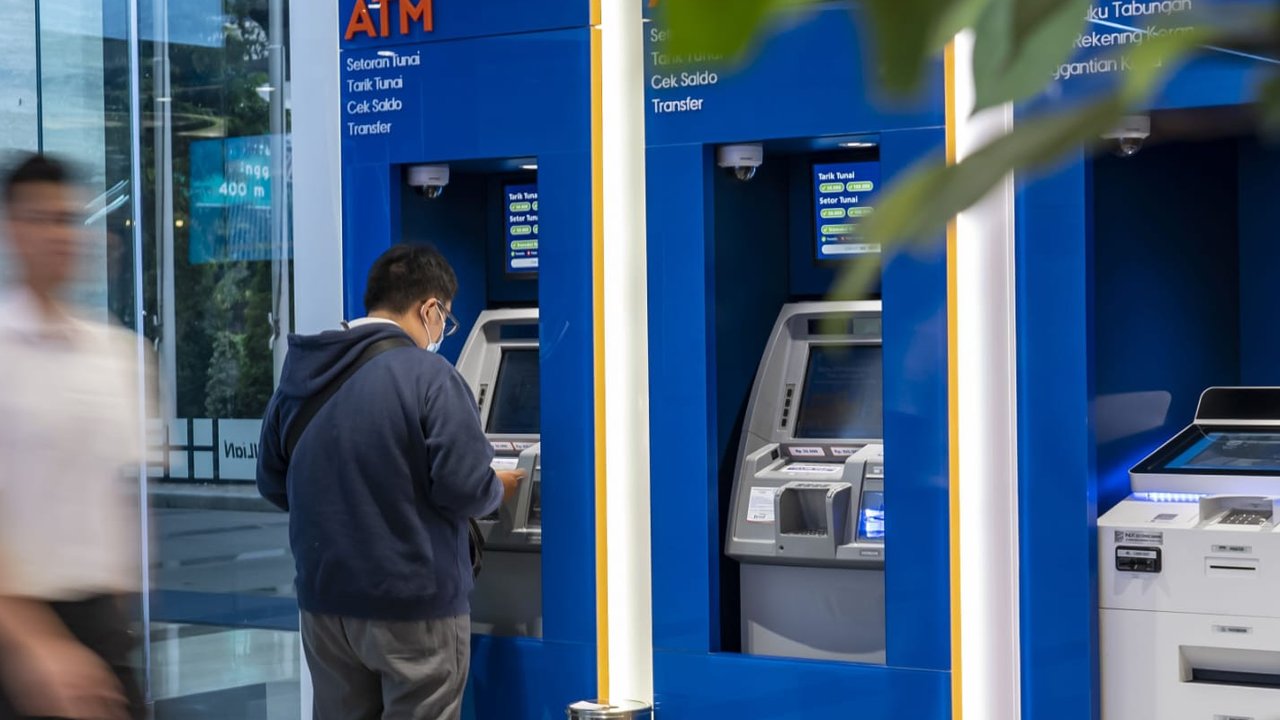 Ilustrasi ATM dan Kartu Kredit