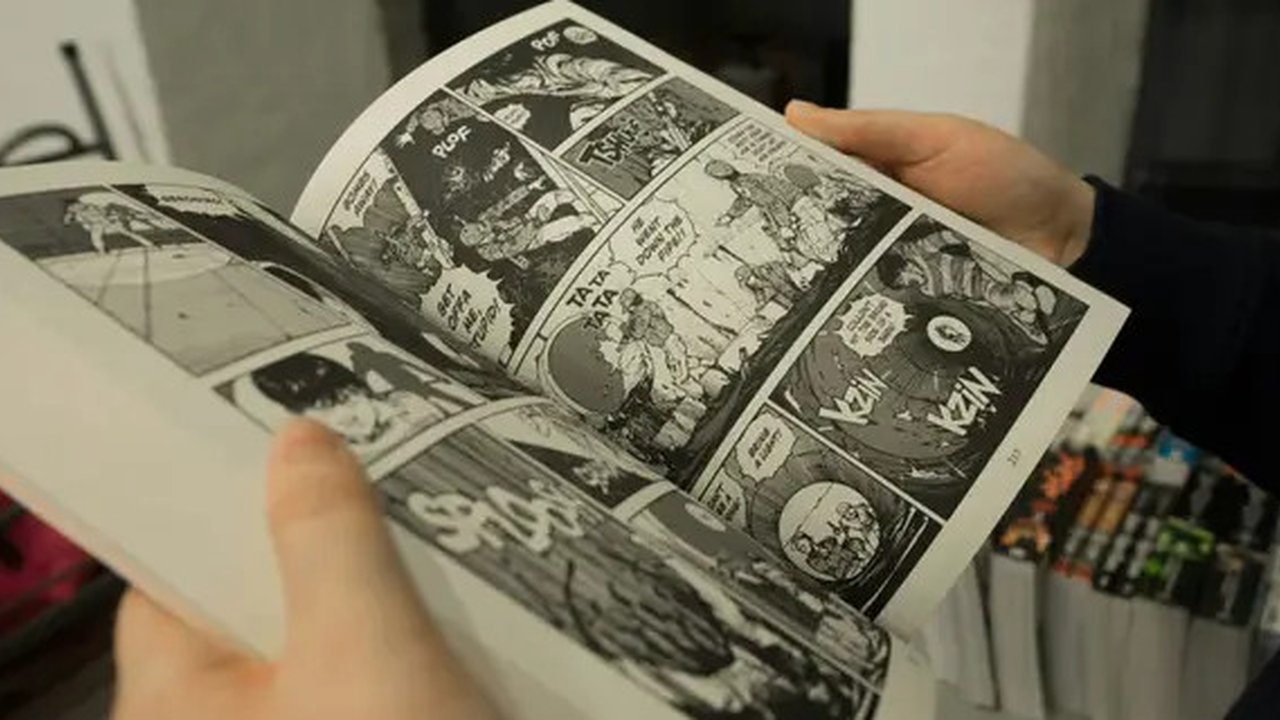 Ilustrasi membaca komik. (Photo by Maria Firman from Pexels)