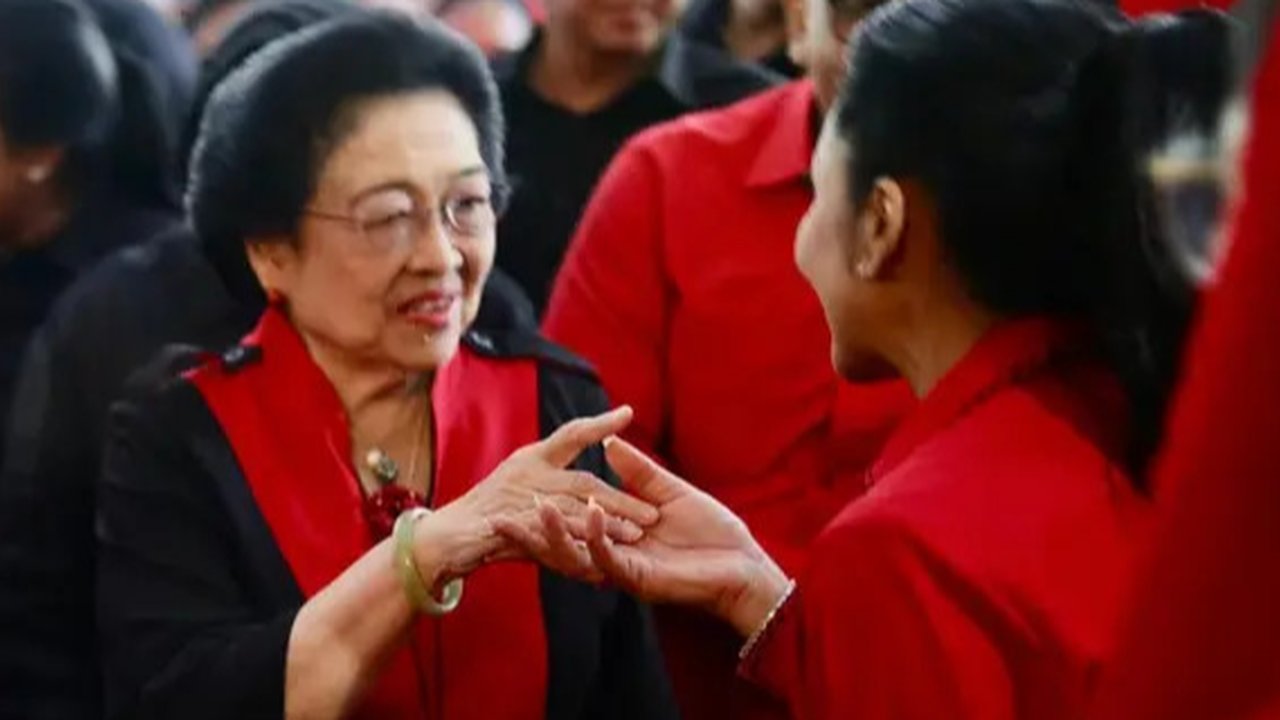 Momen langka terjadi ketika Krisdayanti bertemu Megawati Soekarnoputri dalam konsolidasi dan penguatan internal PDIP di Surabaya, Selasa (12/11/2024). (Foto: Dok. Instagram @krisdayantilem