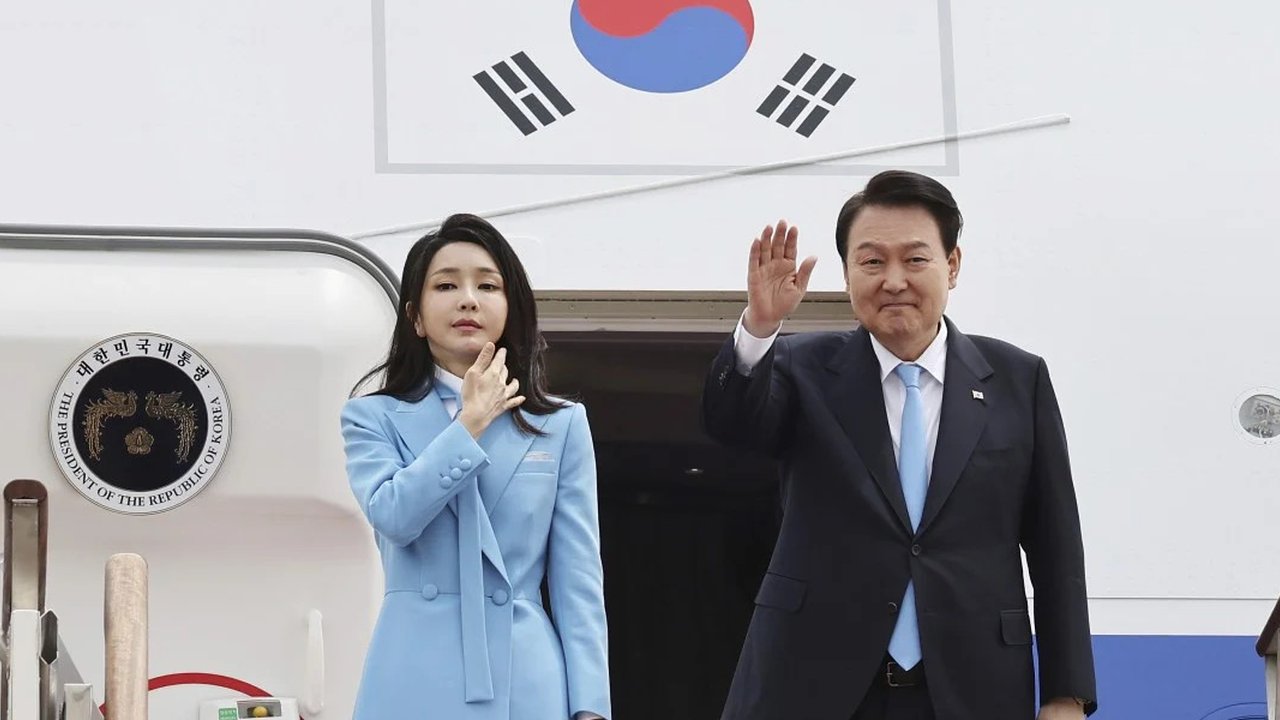 Demonstran di Korea Selatan membawa light stick dalam aksi protes menuntut Presiden Yoon Suk Yeol mundur. (Anthony WALLACE / AFP)
