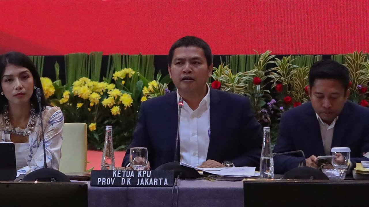 Ketua KPUD DKI Jakarta Wahyu Dinata saat memimpin rapat pleno rekapitulasi hasil penghitungan perolehan suara dan penetapan hasil PIlgub 2024 di Jakarta, Minggu (08/12/2024). Pasangan nomor urut 3 Pramono Anung-Rano Karno (Si Doel) unggul dengan perolehan 2.183.239 suara atau 50,07 persen, disusul pasangan nomor urut 1 Ridwan Kamil-Suswono dengan dengan 2.183.239 suara atau 39,40 persen, dan pasangan nomor urut 2 Dharma Pongrekun-Kun Wardhana yang meraih 459.230 suara atau 10,53 persen.