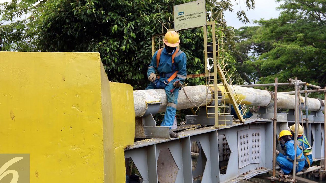 Pekerja merawat jaringan pipa gas milik Perusahaan Gas Negara (PGN) di Jakarta, Rabu (21/9/2016). (Liputan6.com/Helmi Afandi)