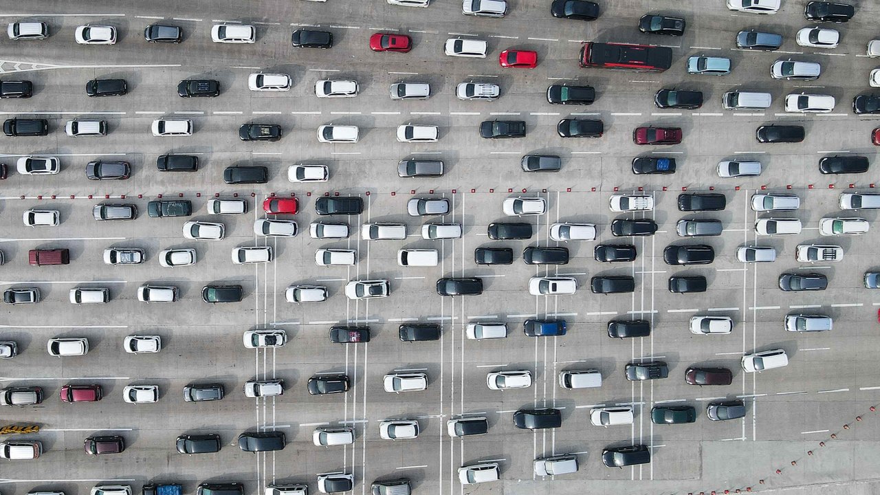 Suasana arus mudik di Gerbang Tol Cikampek Utama, Karawang, Jawa Barat, Sabtu (6/4/2024). Liputan6.com/Herman Zakharia