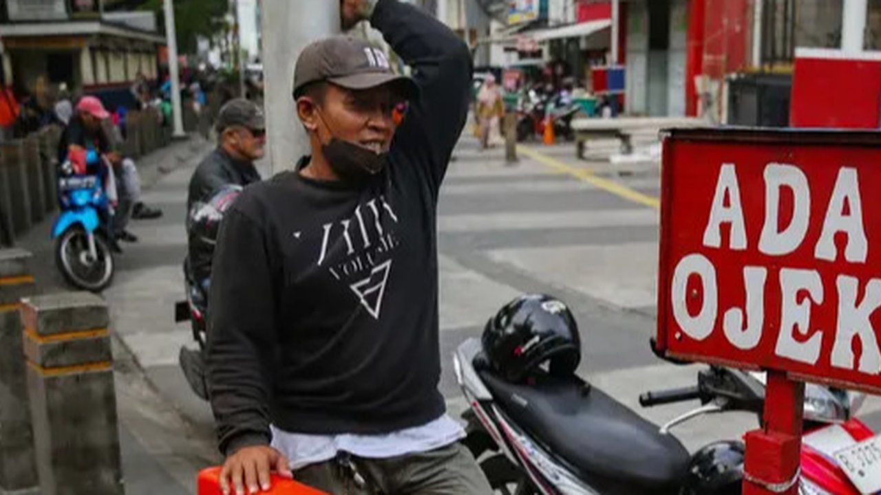 FOTO: Tak Cuma Ojol, Pemerintah Siapkan Skema Agar Ojek Pangkalan Bisa 'Minum' BBM Bersubsidi