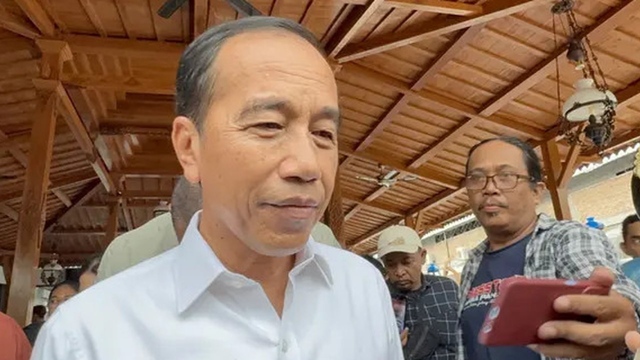 Presiden ke-7 RI Jokowi menanggapi pernyataan Sekjen PDIP Hasto Kristiyanto terkait status keanggotannya yang di PDIP.(Liputan6.com/Fajar Abrori).