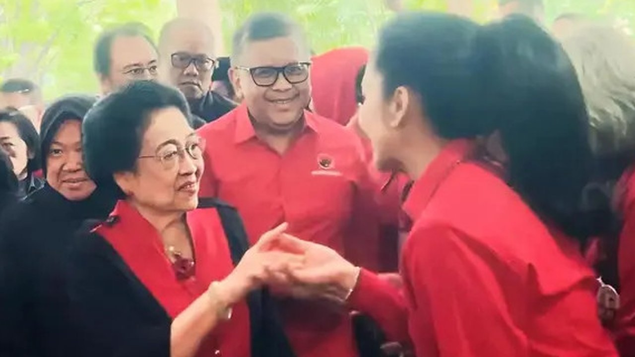 Momen langka terjadi ketika Krisdayanti bertemu Megawati Soekarnoputri dalam konsolidasi dan penguatan internal PDIP di Surabaya, Selasa (12/11/2024). (Foto: Dok. Instagram @krisdayantilem