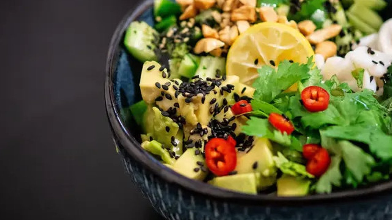 Salad menjadi salah satu menu yang dapat dikonsumsi ketika sedang diet. (Foto: Unsplash.com/Yoav Aziz)