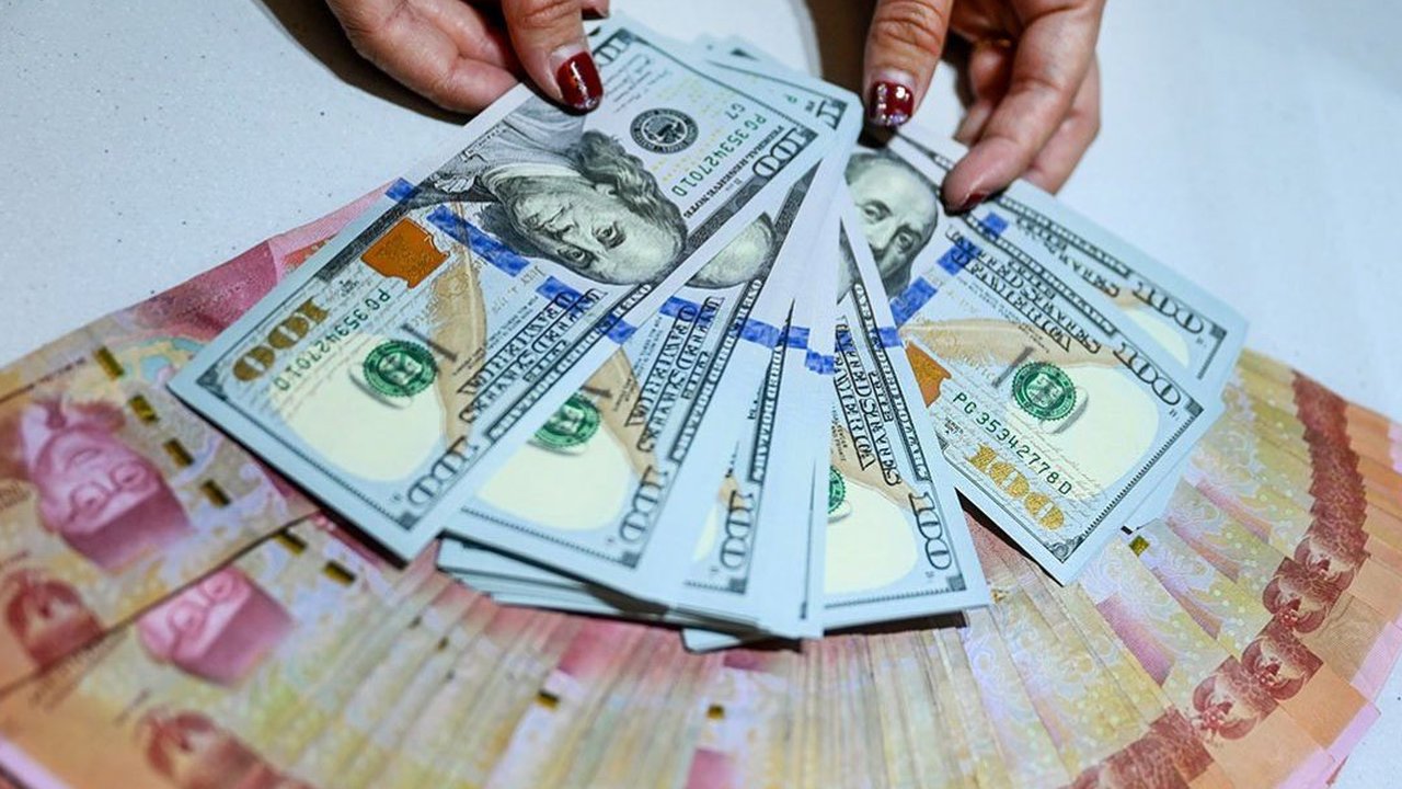 Nilai tukar (kurs) rupiah terhadap dolar AS yang ditransaksikan antarbank di Jakarta pada Rabu pagi tergelincir 29 poin atau 0,19 persen menjadi Rp15.900 per ...