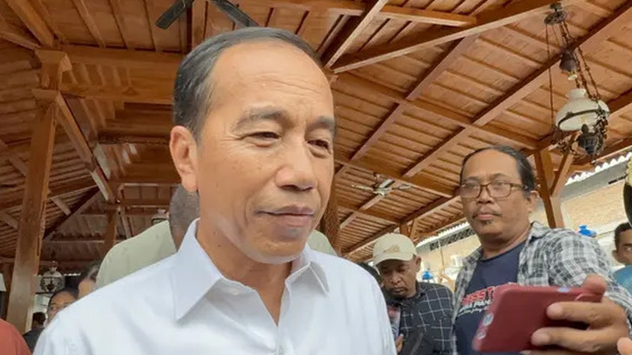 Presiden ke-7 RI Jokowi menanggapi pernyataan Sekjen PDIP Hasto Kristiyanto terkait status keanggotannya yang di PDIP.(Liputan6.com/Fajar Abrori).