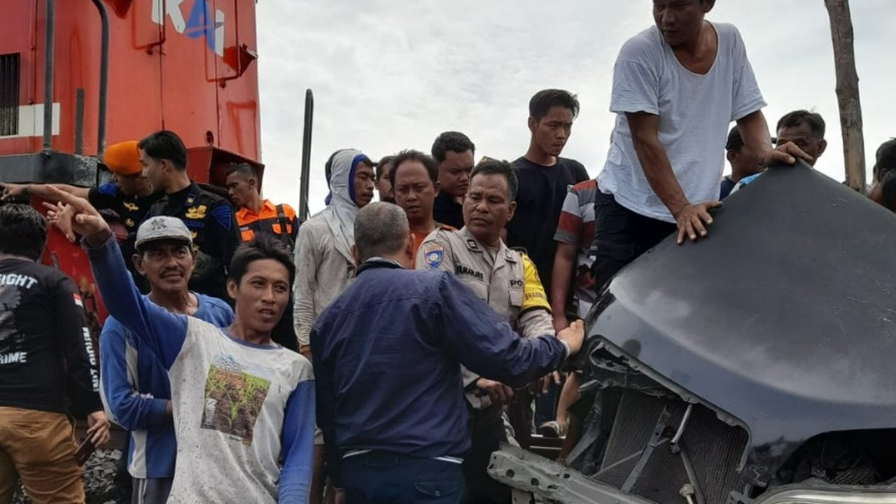 Mobil Tertabrak KA di Prabumulih