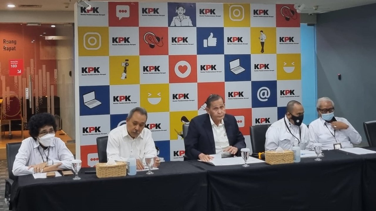 Ketua Dewas KPK Tumpak Hatorangan Panggabean saat konferensi pers soal kasus dugaan pelanggaran etik Firli Bahuri di Gedung ACLC KPK, Rasuna Said, Jakarta Selatan, Senin (19/6/2023). (Liputan6.com/Fachrur Rozie)