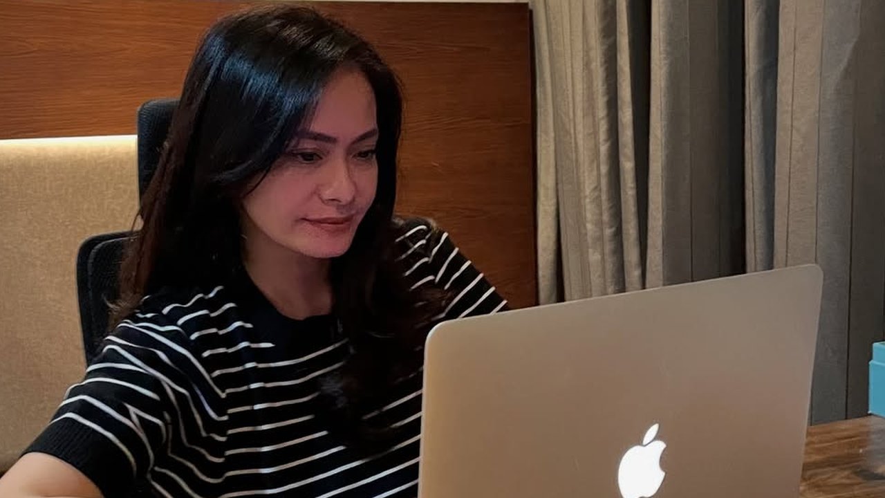 Kuliah Lagi, Ini 7 Potret Ersa Mayori saat Nugas - Akui Keteteran Bagi Waktu Jadi Ibu, Mahasiswa dan Kerjaan