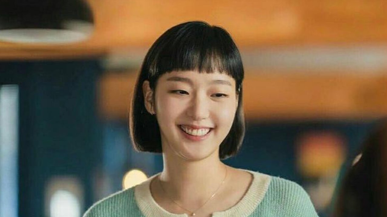 Untuk tampilan manis dan awet muda, kamu bisa tiru potongan rambut bob cut bangs ala pemeran Yumi dalam Yumi Cells, Kim Go Eun (Instagram/tving.official).