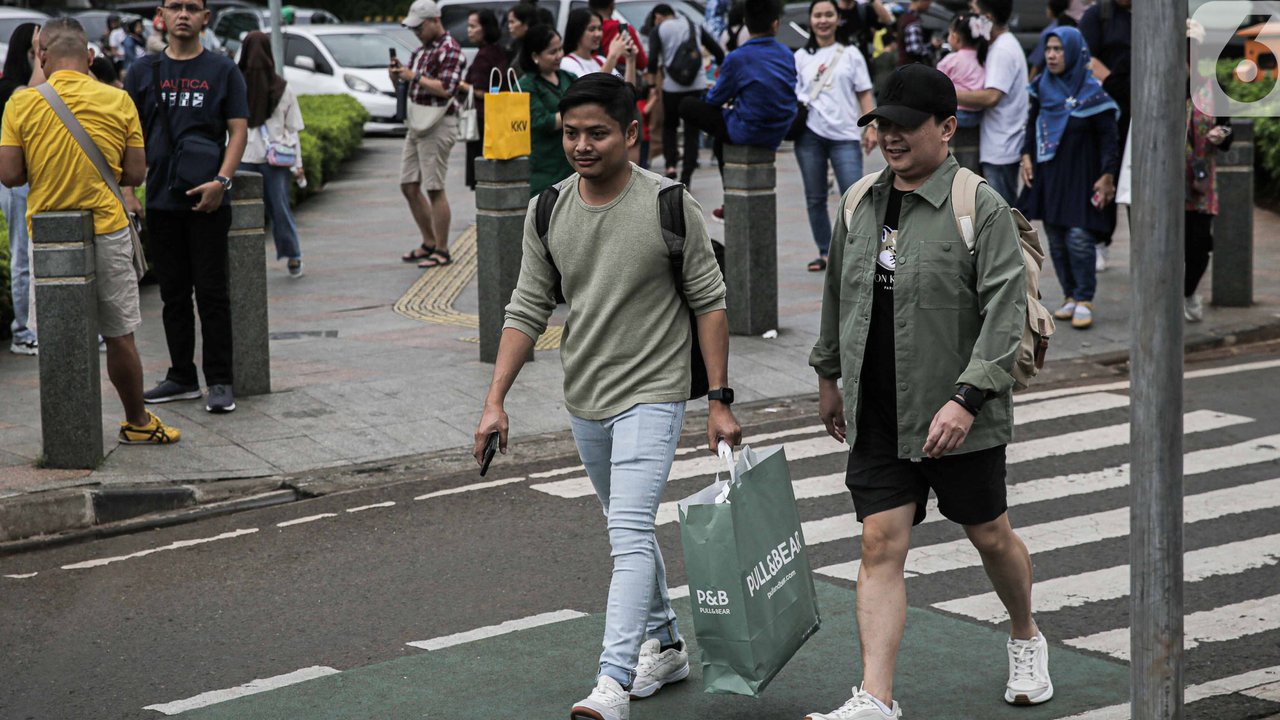 Para elemen buruh juga mengungkap sejumlah alasan terkait tuntutan kenaikan UMP 2025. (JUNI KRISWANTO/AFP)