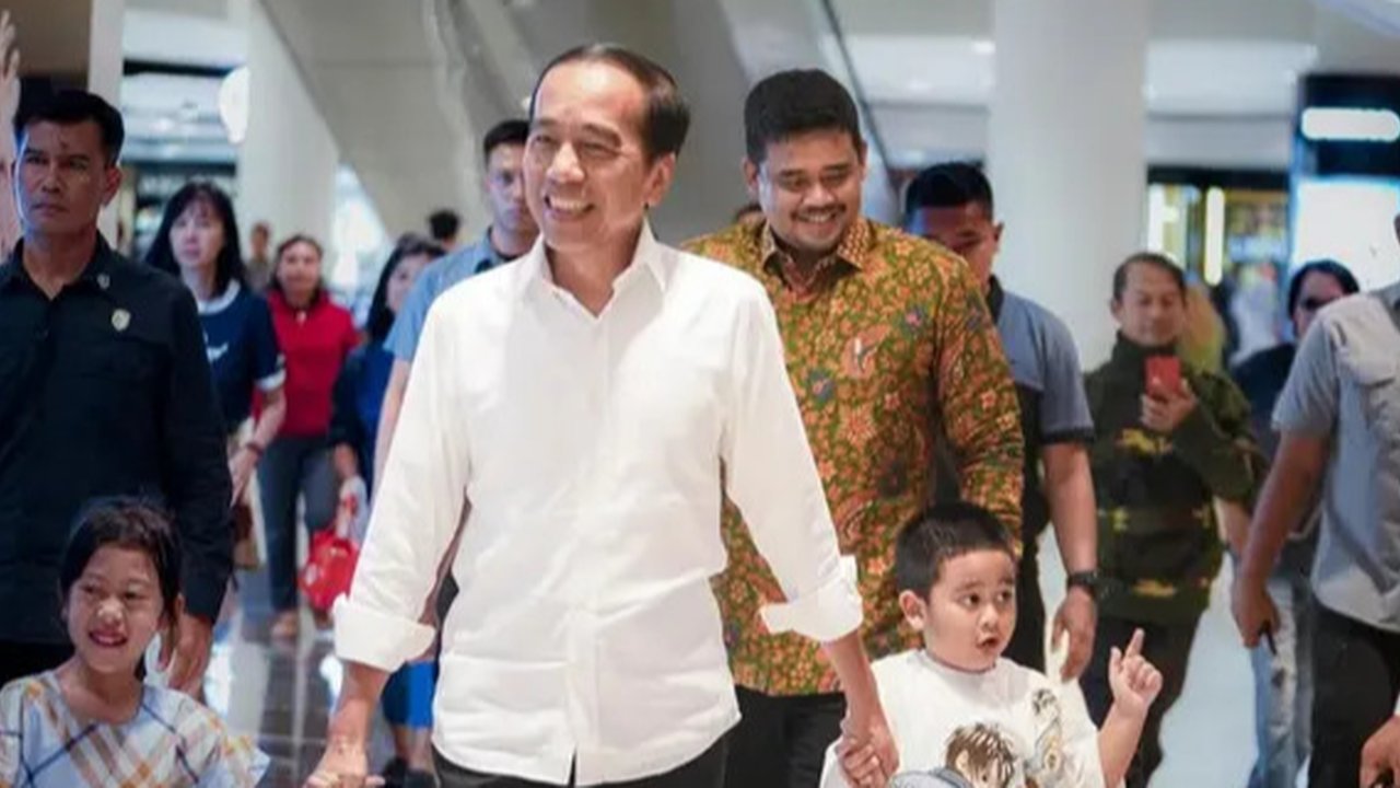 Jokowi berfoto bersama anggota paguyuban saat menghadiri pelantikan dan pengukuhan Dewan Pengurus Wilayah Paguyuban Putra Jawa Kelahiran Sumatera (Pujakesuma) di Padepokan Pencak Silat TMII, Jakarta Timur, Rabu (20/11/2024). Dalam kesempatan tersebut Joko Widodo meminta anggota Paguyuban Pujakesuma untuk mendukung Ridwan Kamil-Suswono dalam Pilkada Jakarta 2024.