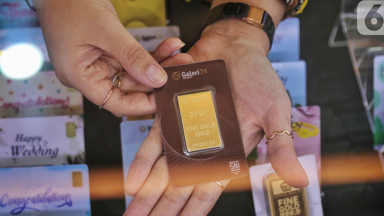 loomberg menyebutkan faktor geopolitik dan makro ekonomi global masih akan menjadikan emas sebagai pilihan safe heaven asset bagi investor.