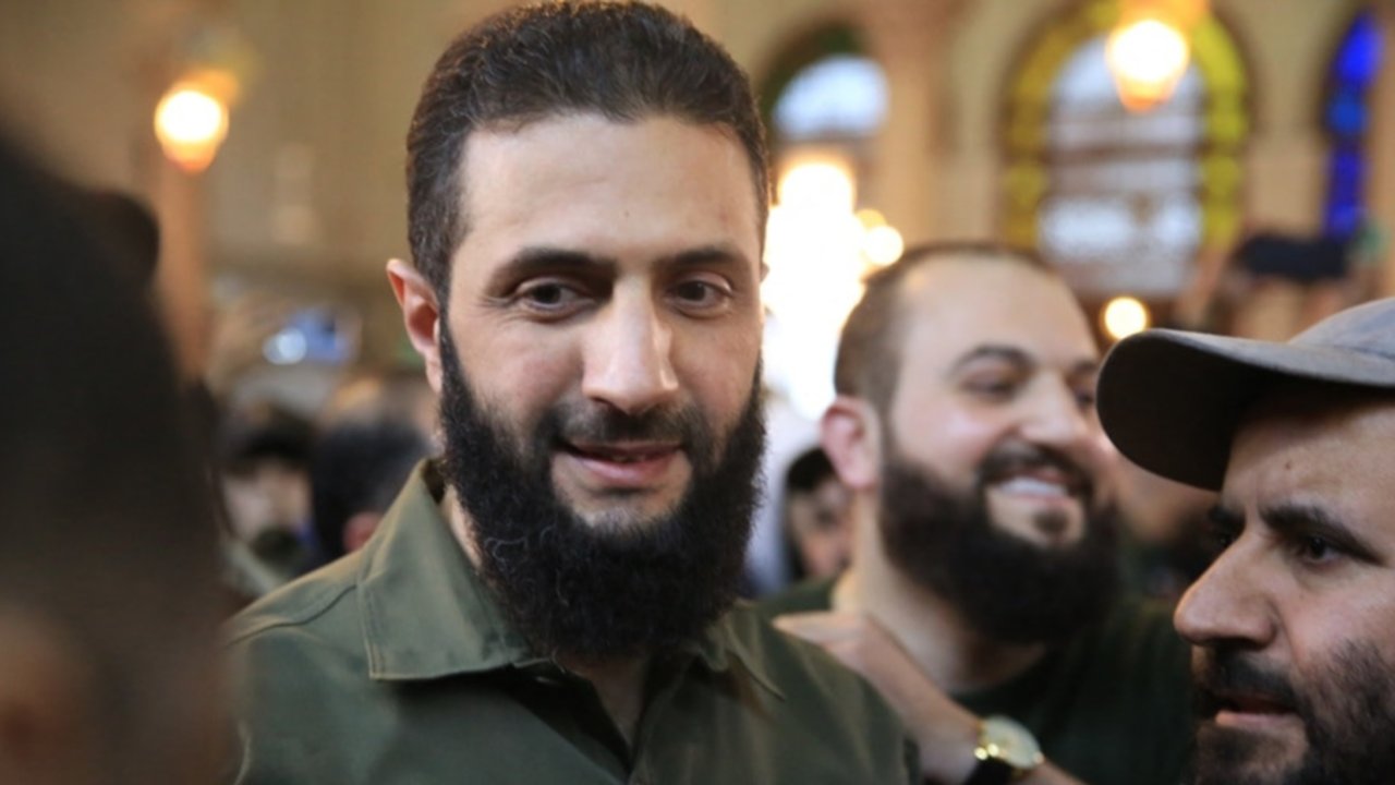 Kekuasaan rezim Bashar al-Assad runtuh melalui sebuah serangan kilat oleh kelompok pemberontak. Tampak dalam foto, masyarakat Suriah melambaikan bendera Suriah pada 8 Desember 2024 di depan g
