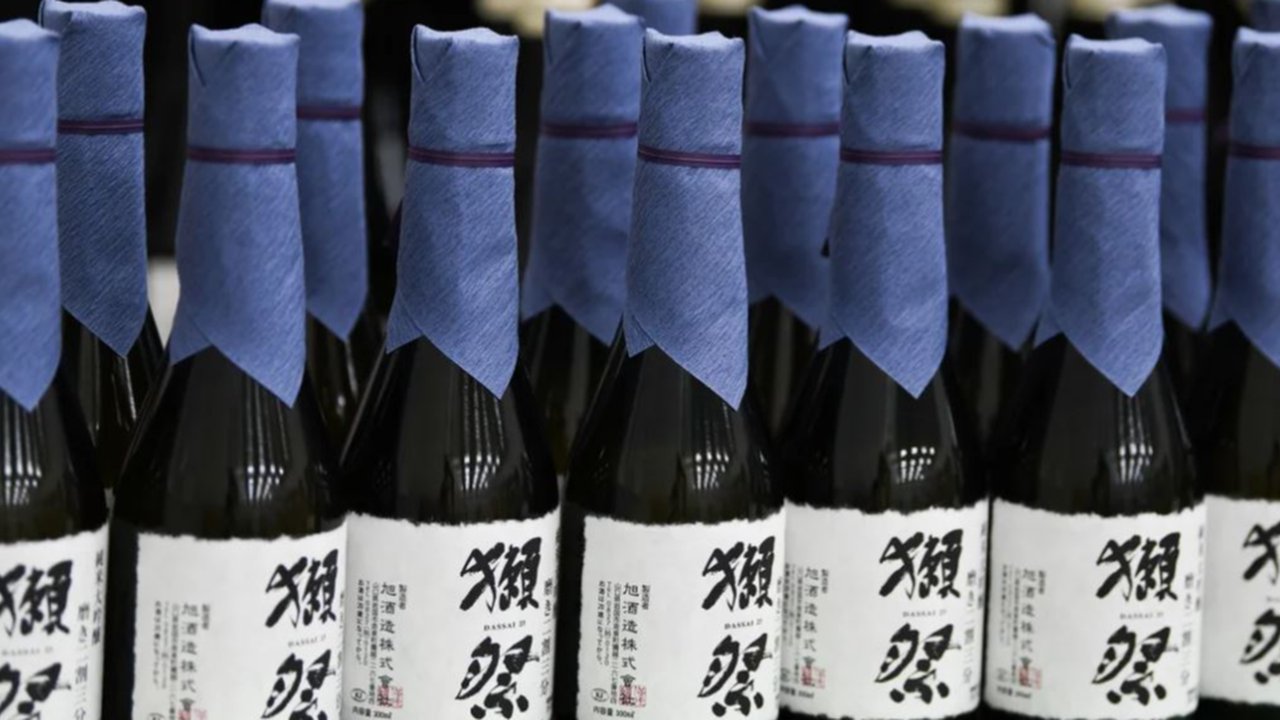 Sake Dassai 23 di pabrik Asahi Shuzo Co di Wakuni, Prefektur Yamaguchi, Jepang.
