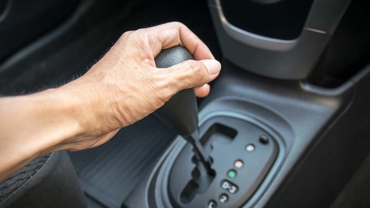 Ketahui 8 Indikasi Kerusakan Transmisi Mobil Sebelum Terlambat.