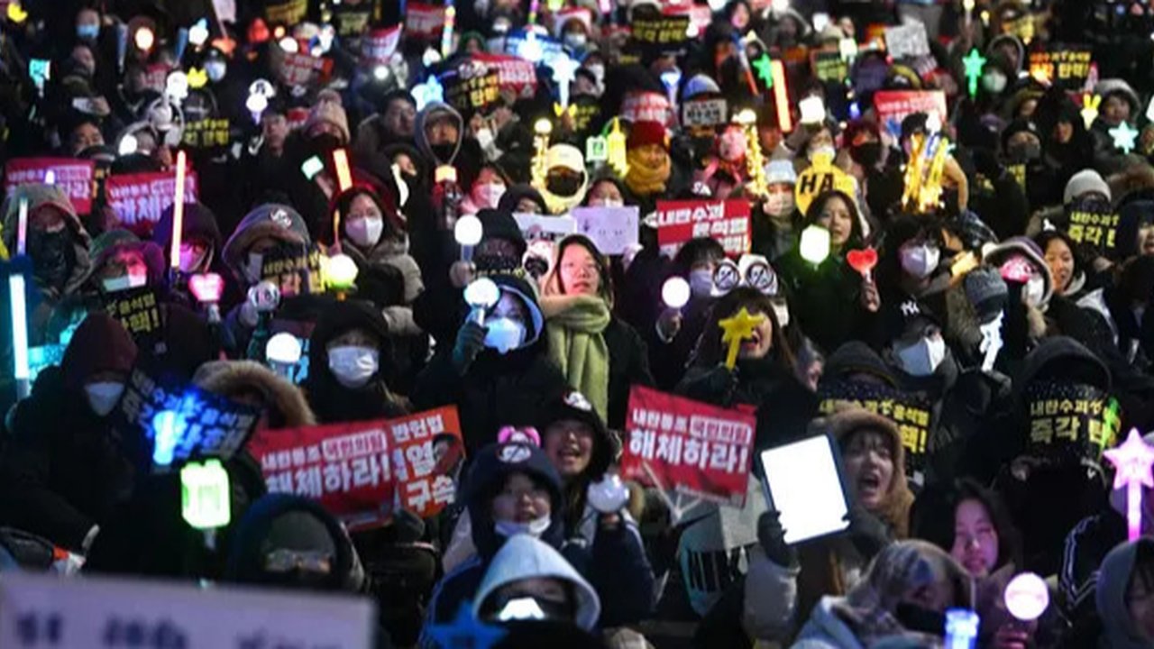 Cara Unik Generasi Muda Korsel di Demo Pemakzulan Presiden, Serentak Nyalakan Light Stick K-Pop
