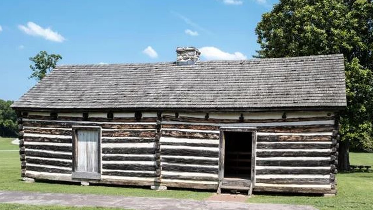 Rekonstruksi salah satu bangunan untuk orang-orang yang diperbudak Andrew Jackson di perkebunannya, The Hermitage, di Nashville, Tennessee.