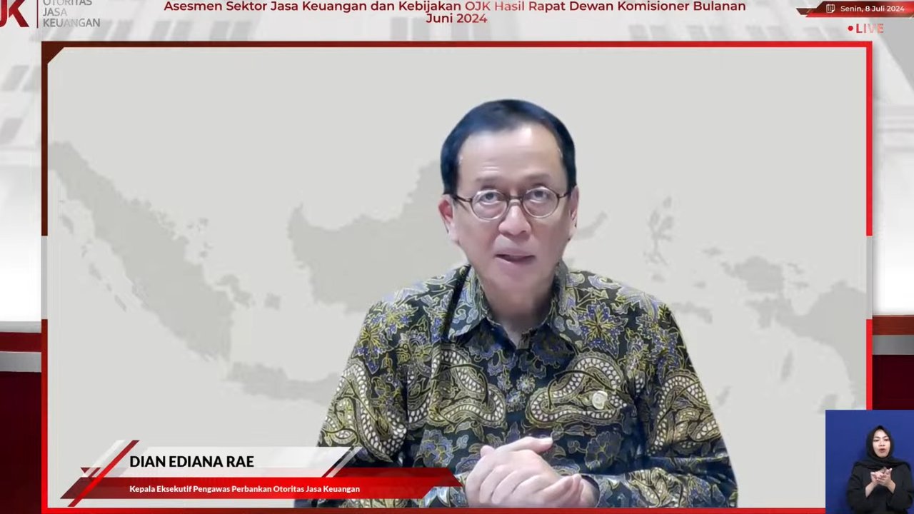 Kepala Eksekutif Pengawas Perbankan Otoritas Jasa Keuangan (OJK) Dian Ediana Rae saat konferensi pers hasil RDK Juni 2024, Senin (8/7/2024). (Foto: tangkapan layar Tira Santia).