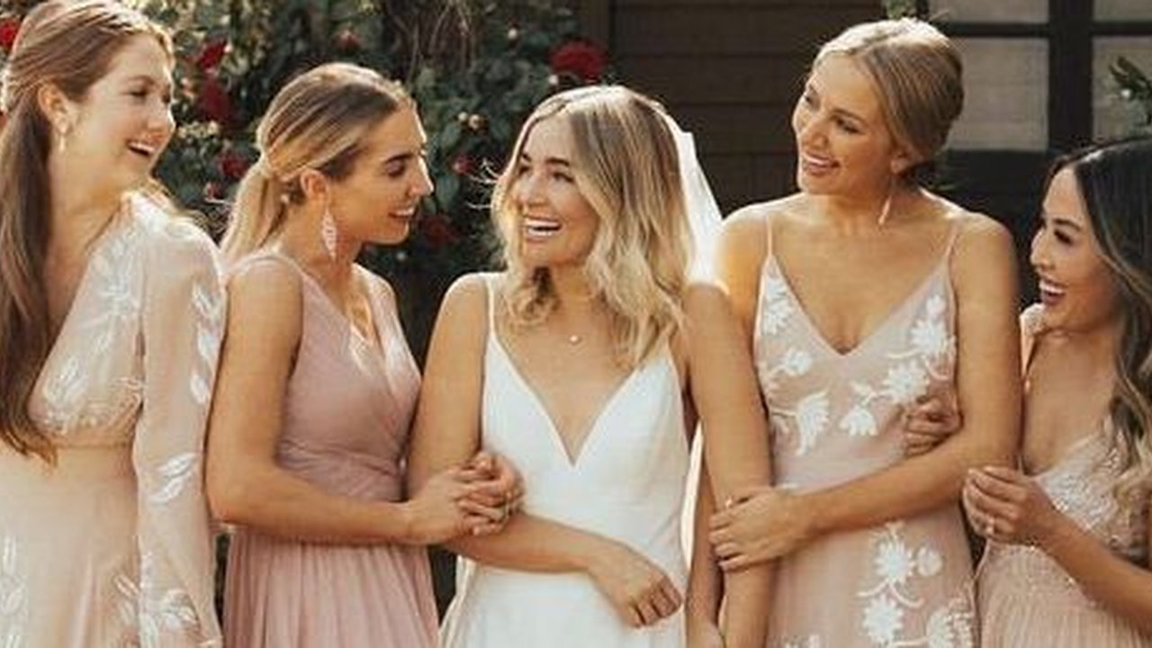Cara memilih baju untuk bridesmaid dengan tepat agar tidak salah pilih.