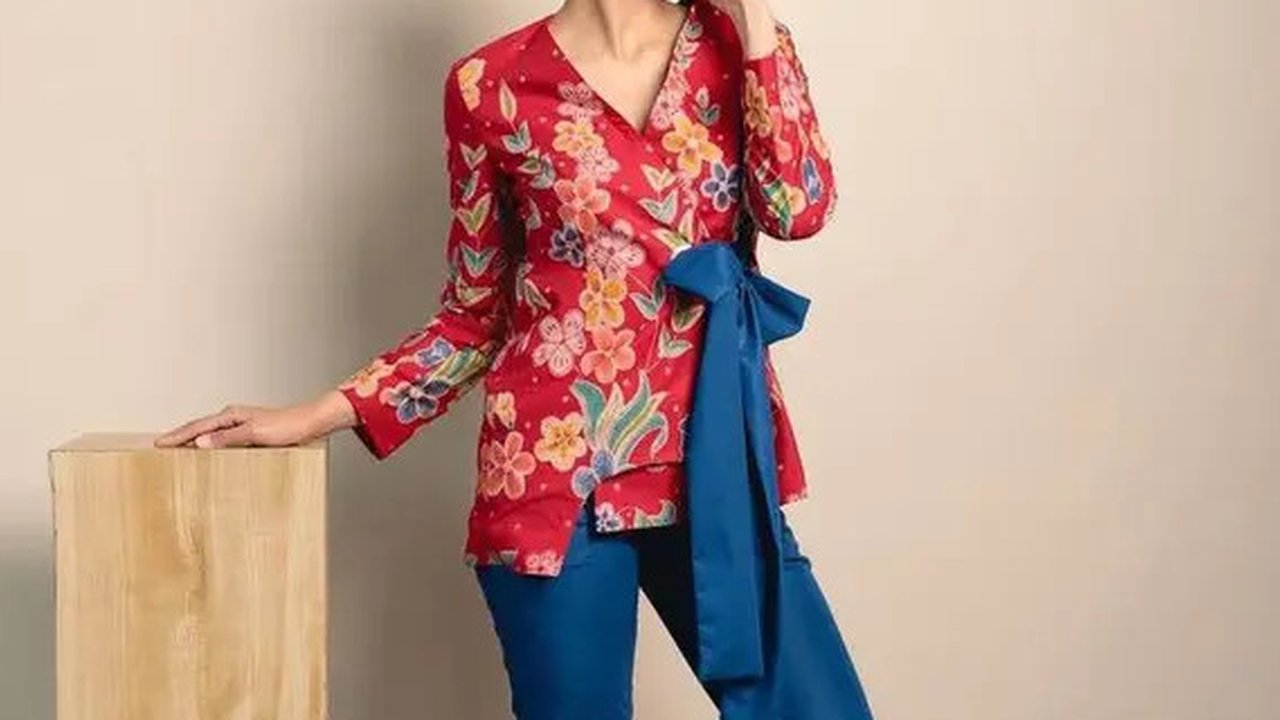 Blazer batik dengan detail tali di bagian depan bisa kamu pertimbangka untuk outfit kantor yang modis. (Instagram/amandahartantobatik).