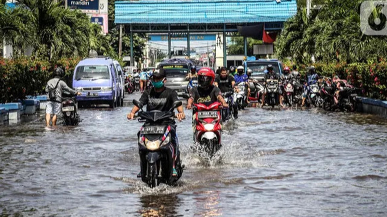 Dalam beberapa hari terakhir, kawasan pesisir Jakarta Utara seperti Muara Angke dan Muara Baru terkena musibah banjir rob. (merdeka.com/Arie Basuki)
